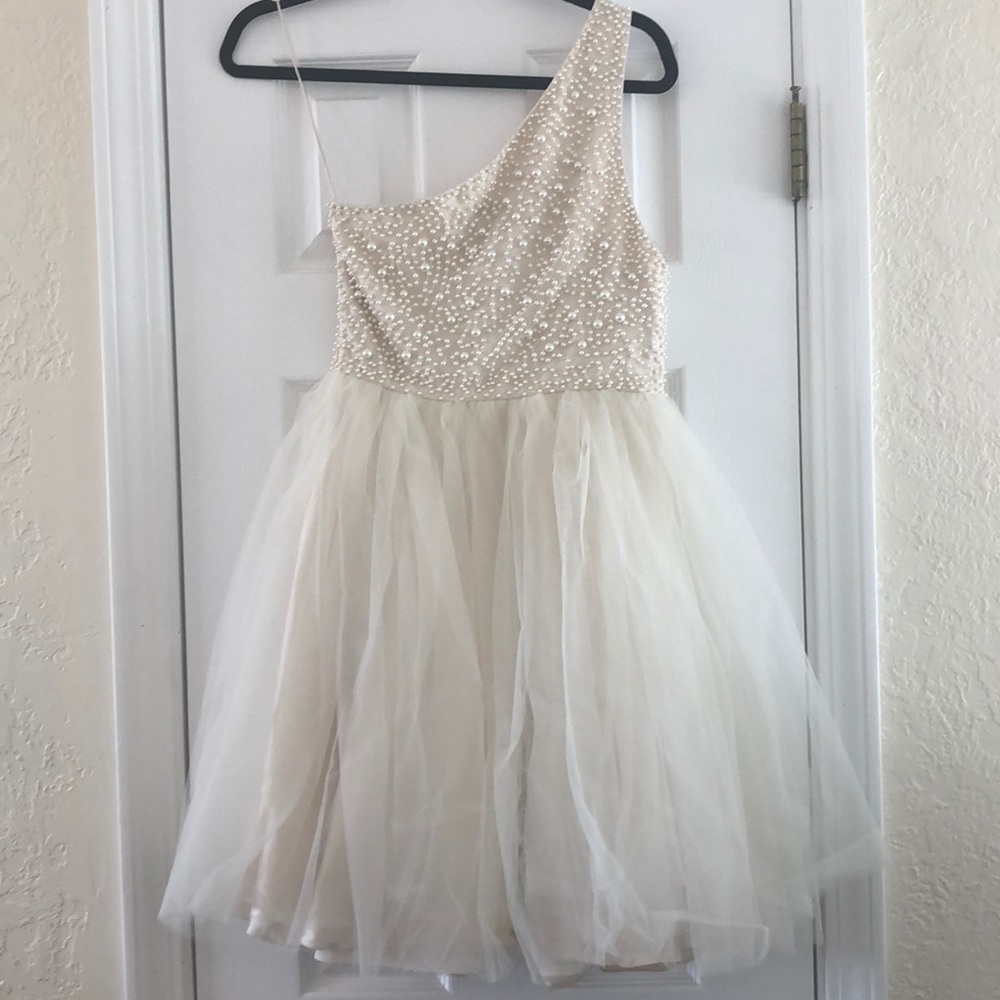 Alice and Olivia size 4 one shoulder dress